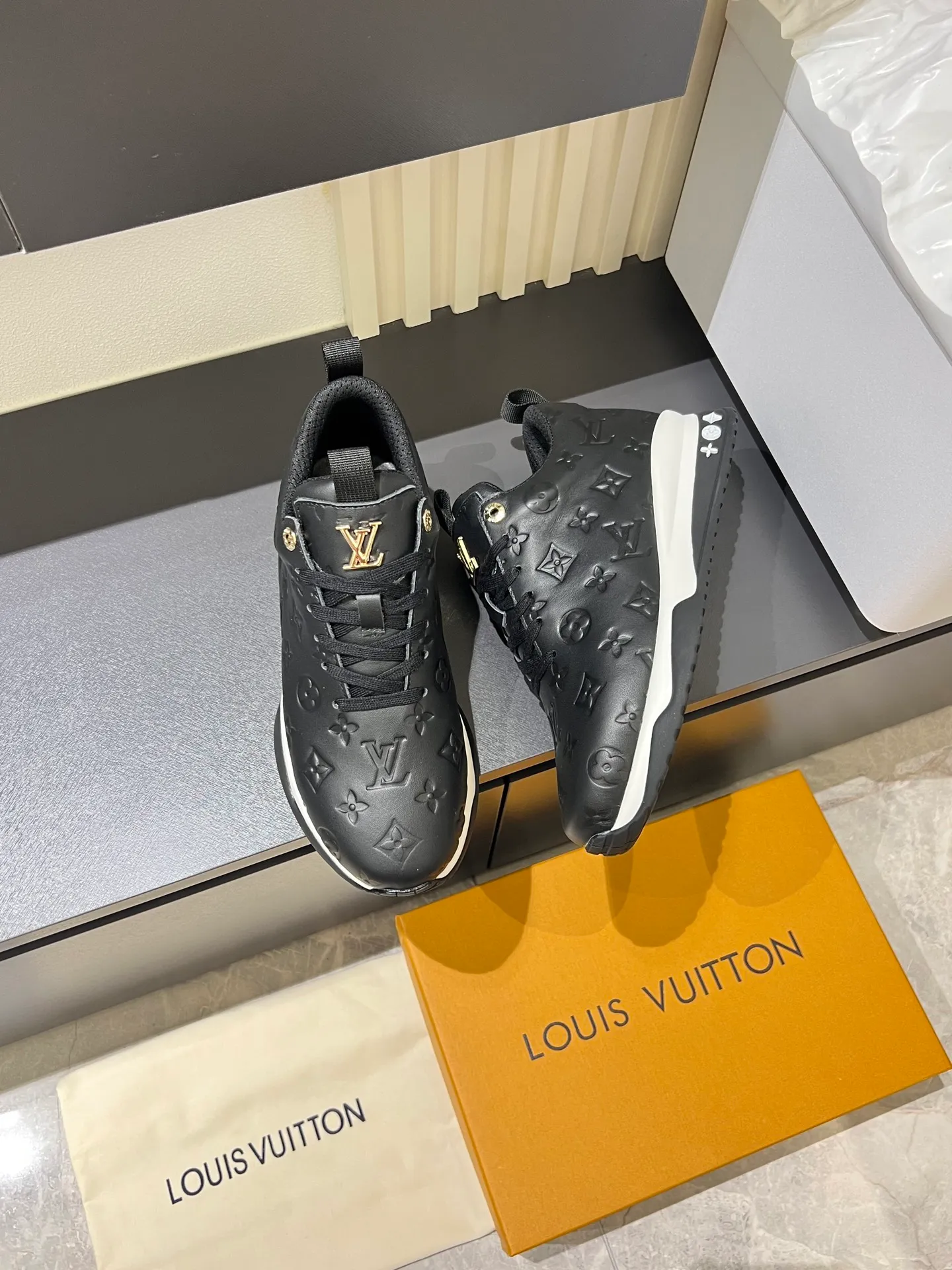 p520 "LOUI* VUITTO*" popular men's casual shoes, genuine development in Italy💯purchasing level quality✔️The upper is made of first-layer cowhide, comfortable and soft sheepskin feet⚡️Fashionable and versatile, the toe last shape is firm and full, and the soles are made from original LV molds and can be freely entered and exited the counter. Light and comfortable on the feet~Purely handmade, details determine quality! Size:39-44!